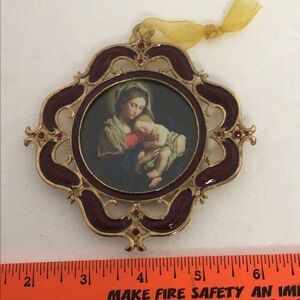 Beautiful vintage 4 1/2 inch Mary and the baby Jesus medallion ornament